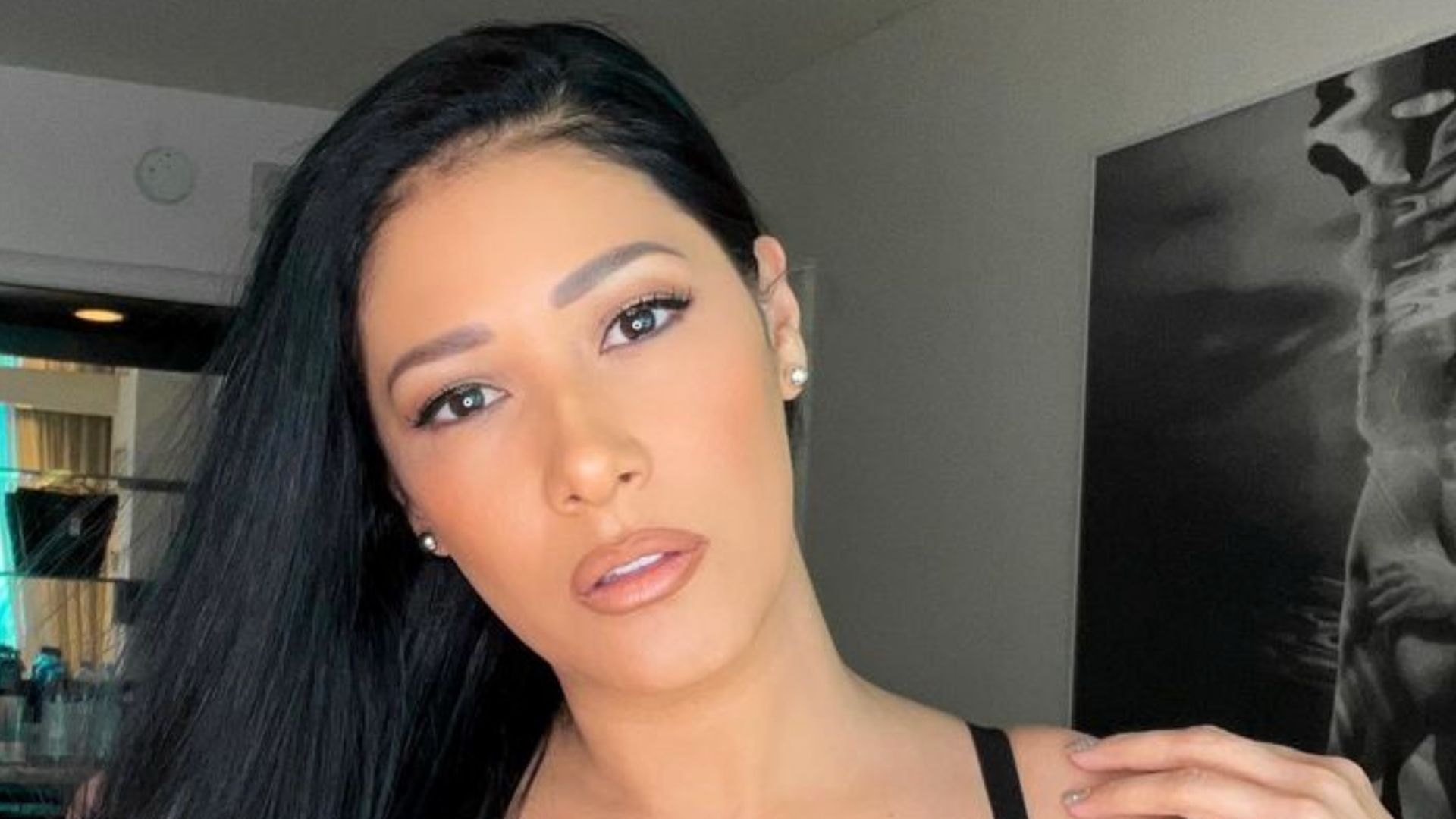 Simaria abre a blusa e seios turbinados quase pulam para fora em lingerie PP