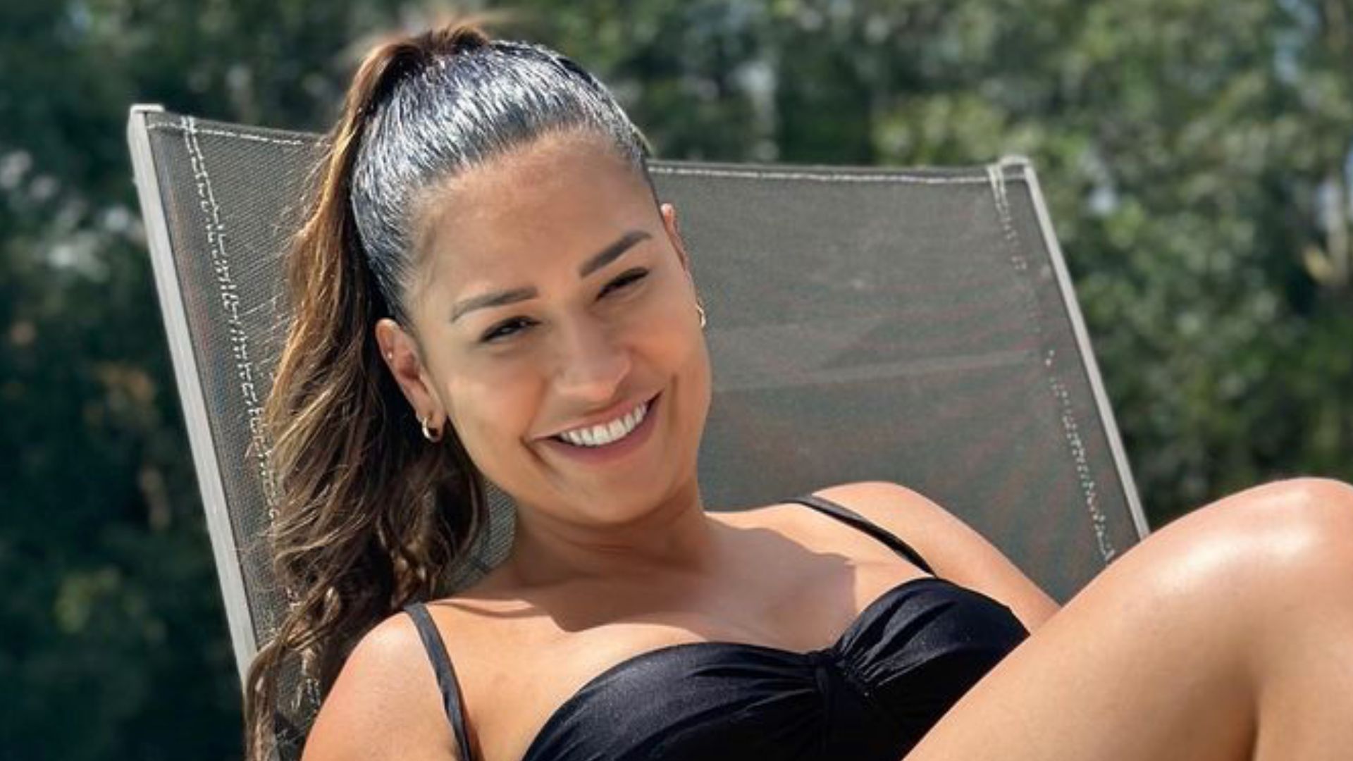 Na beira da piscina, Simone exibe pernões ao eleger biquíni cavado: “Eita!”