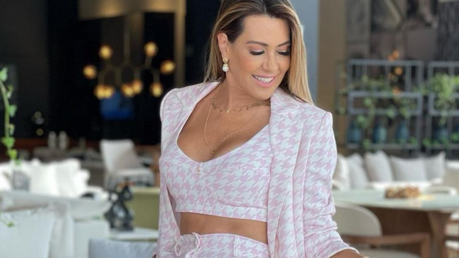 Aos 60 anos, Solange Frazão posa plena de shorts curtinho: ”Poderosa”