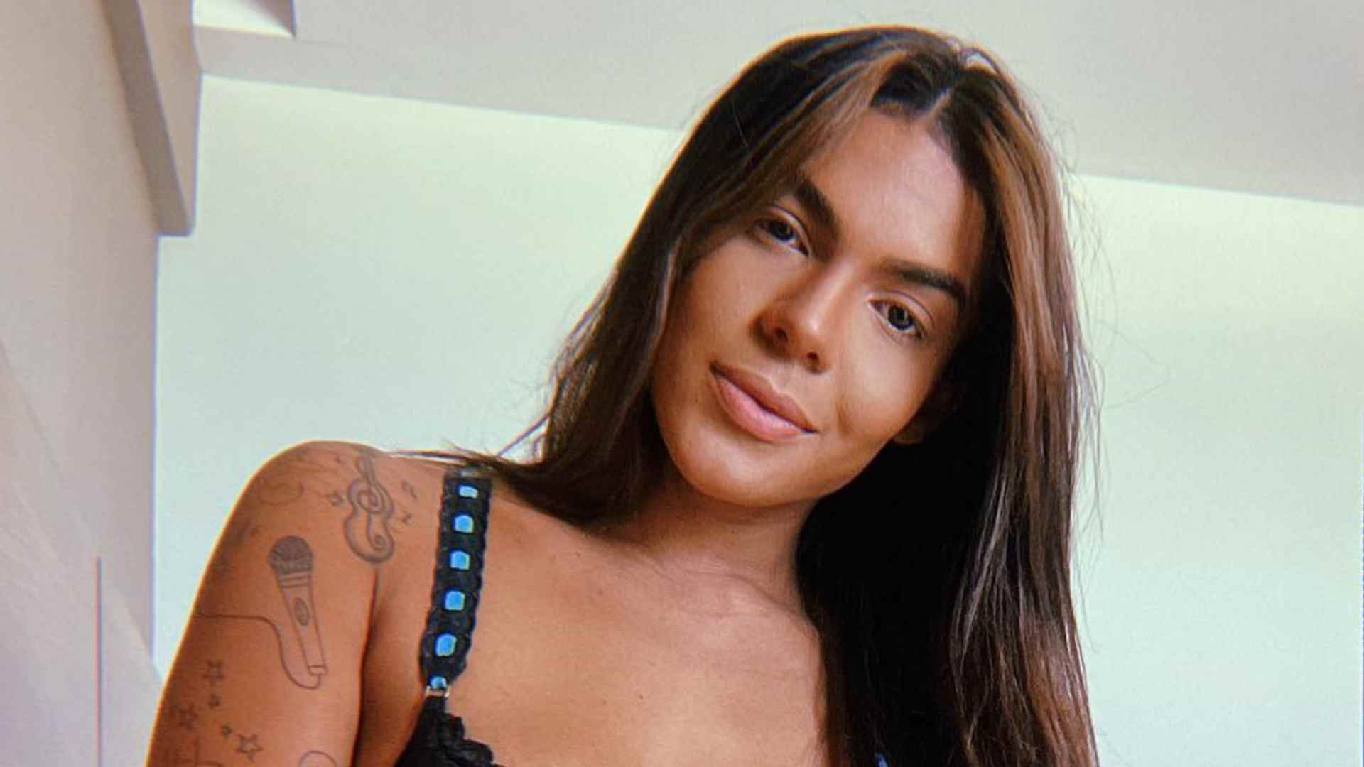 Tays Reis exibe corpaço ao surgir com camisola transparente: “Espetáculo de mulher”