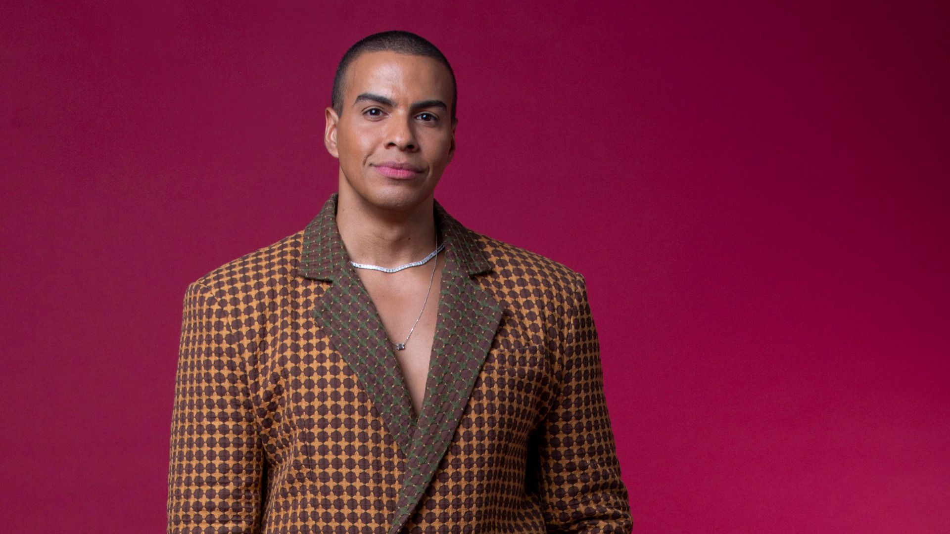 Dança dos Famosos: Thiago Oliveira já trabalhou em programa de fofocas e foi aconselhado por Silvio Santos