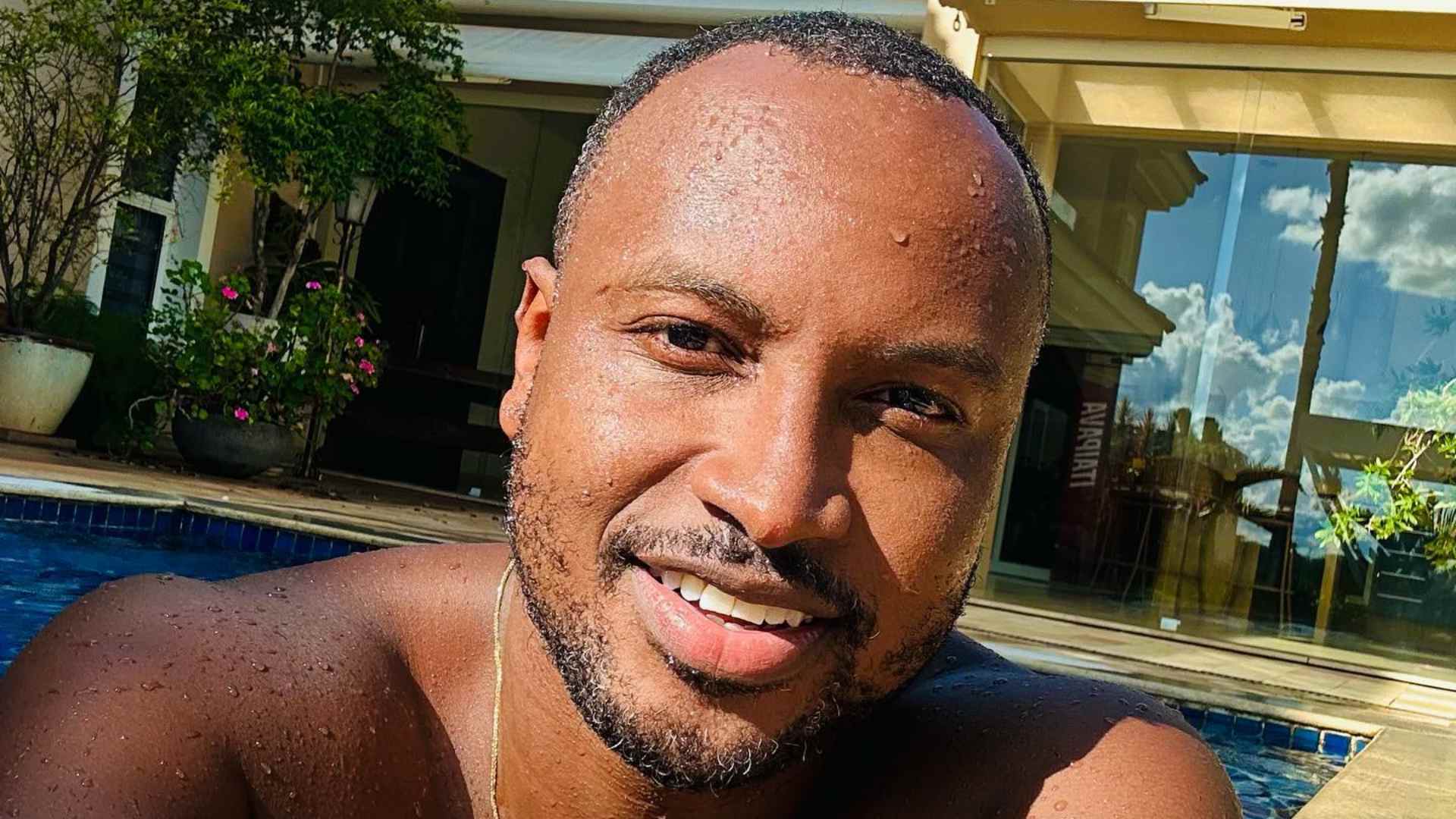 Sem camisa, Thiaguinho chama atenção ao exibir braços musculosos: “Tá fortão”
