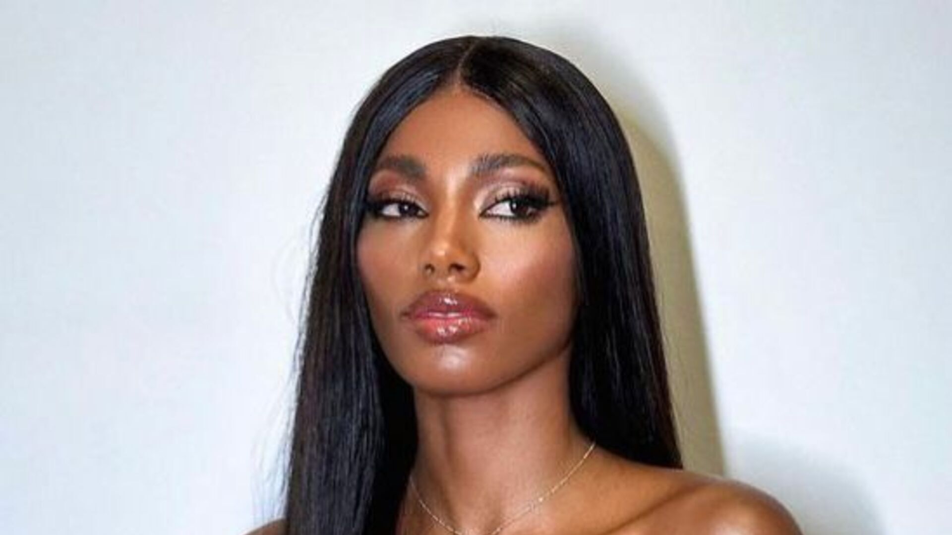 Ex-BBB Tina esbanja elegância ao compartilhar vestido escolhido para acompanhar desfile