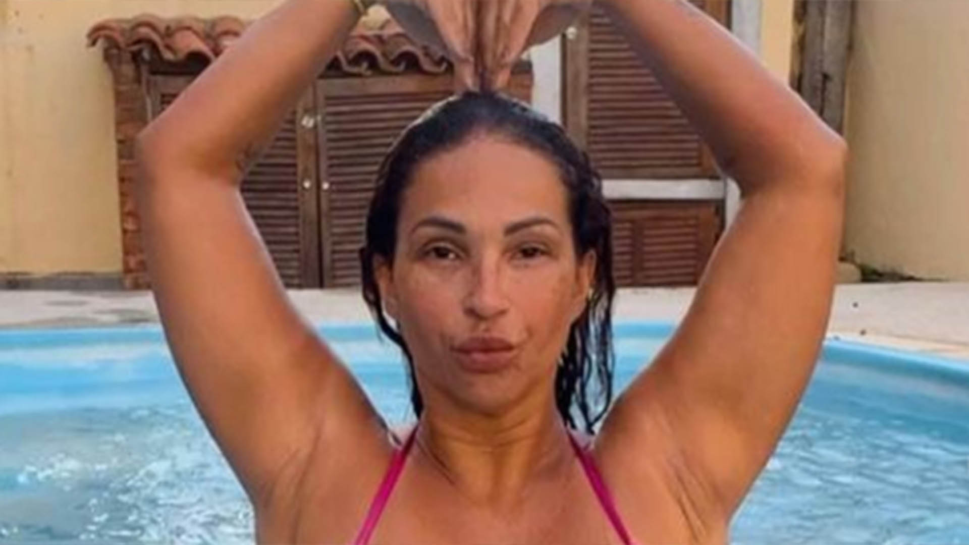 De biquíni, Valesca Popozuda exibe sua beleza natural