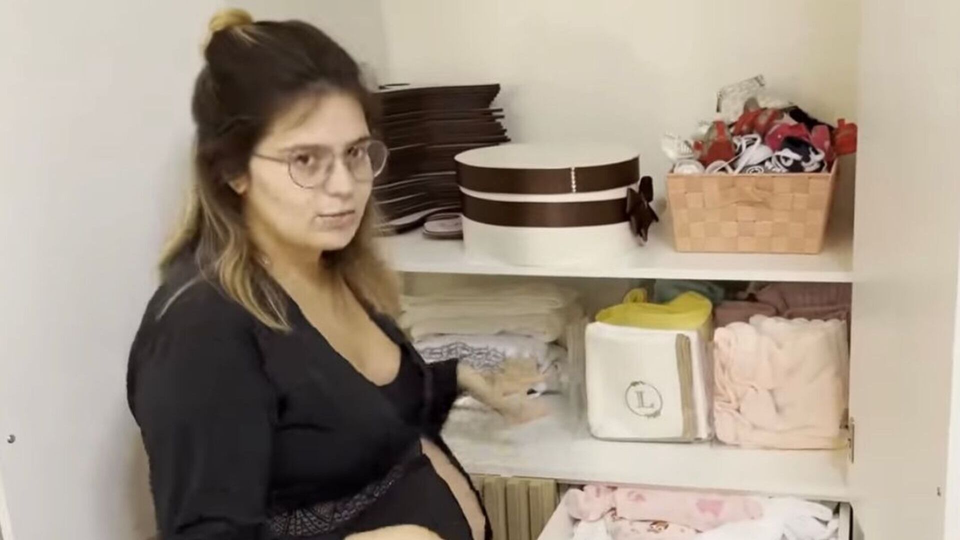 Pais de primeira viagem, Viih Tube e Eliezer mostram organização do quartinho da filha Lua