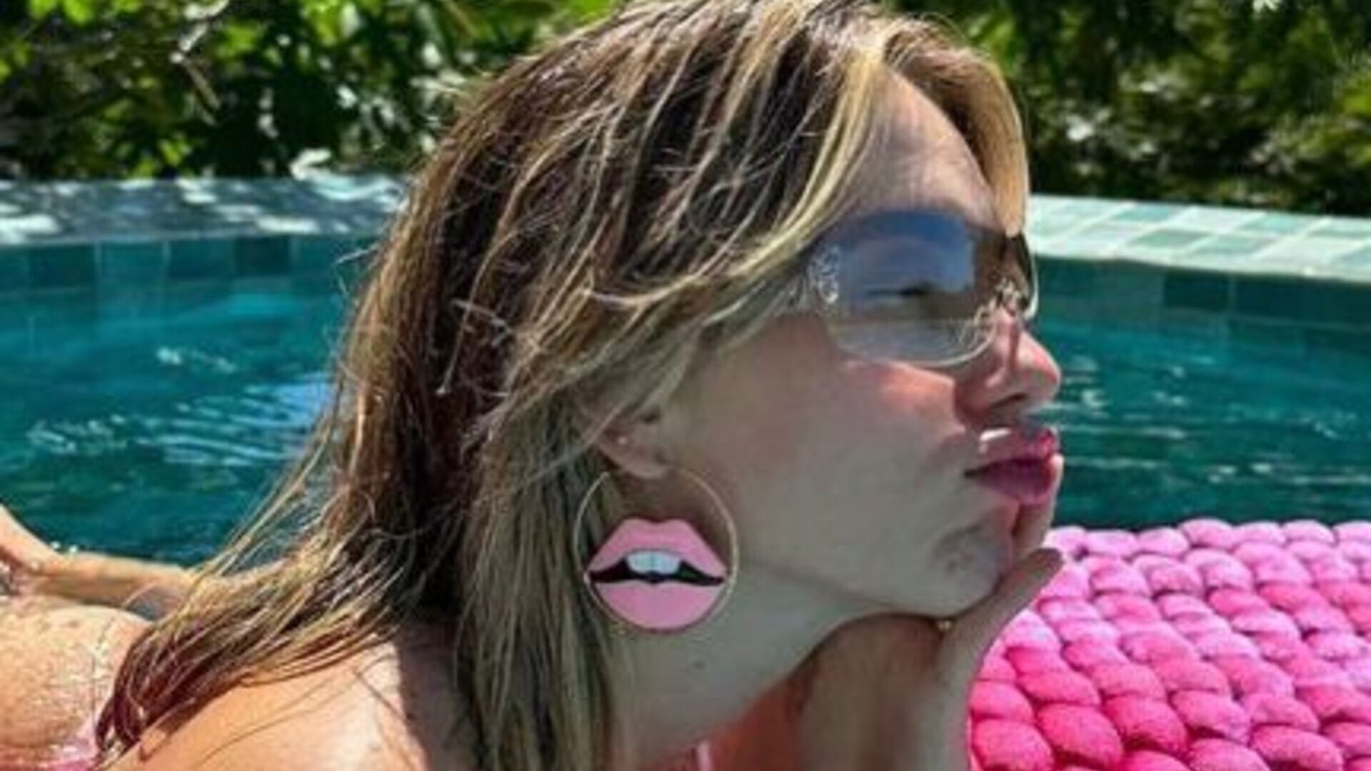 Virginia Fonseca esbanja beleza e boa forma ao surgir apenas de biquíni na piscina