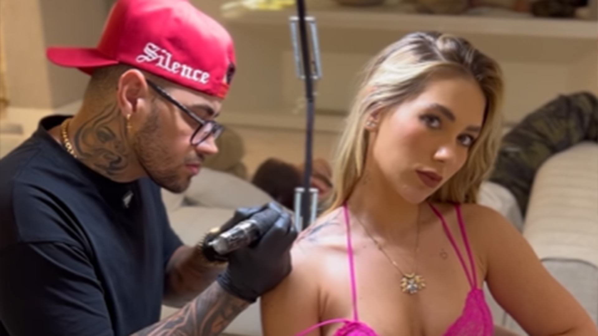 Virginia Fonseca cobre tatuagem que fez para o ex-namorado, Rezende
