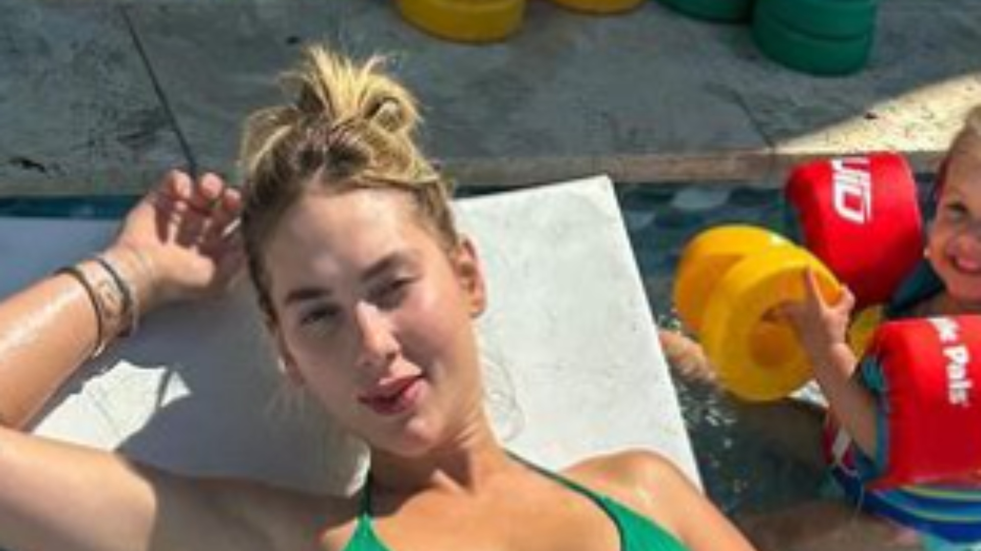 Virginia Fonseca ostenta tanquinho absurdo em dia de piscina com filha