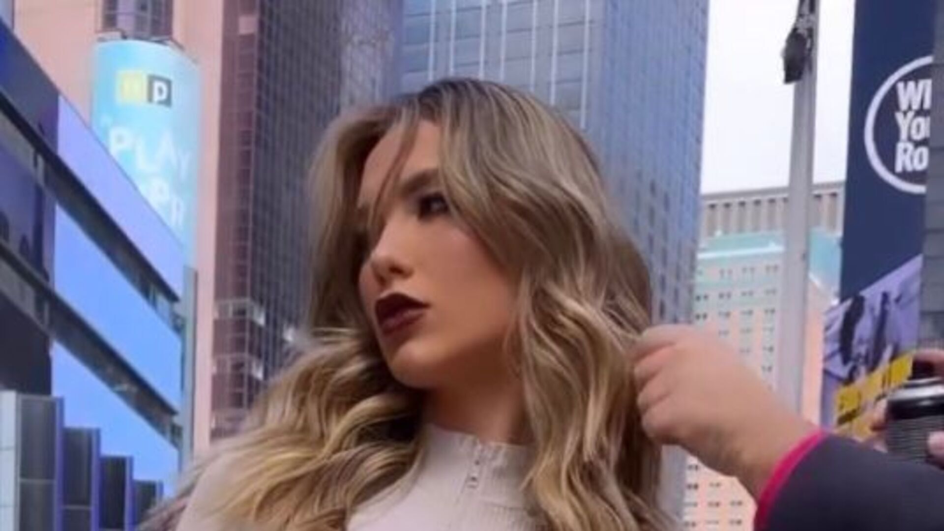 Virginia Fonseca surge toda produzida fazendo carão e posando na Times Square em Nova York