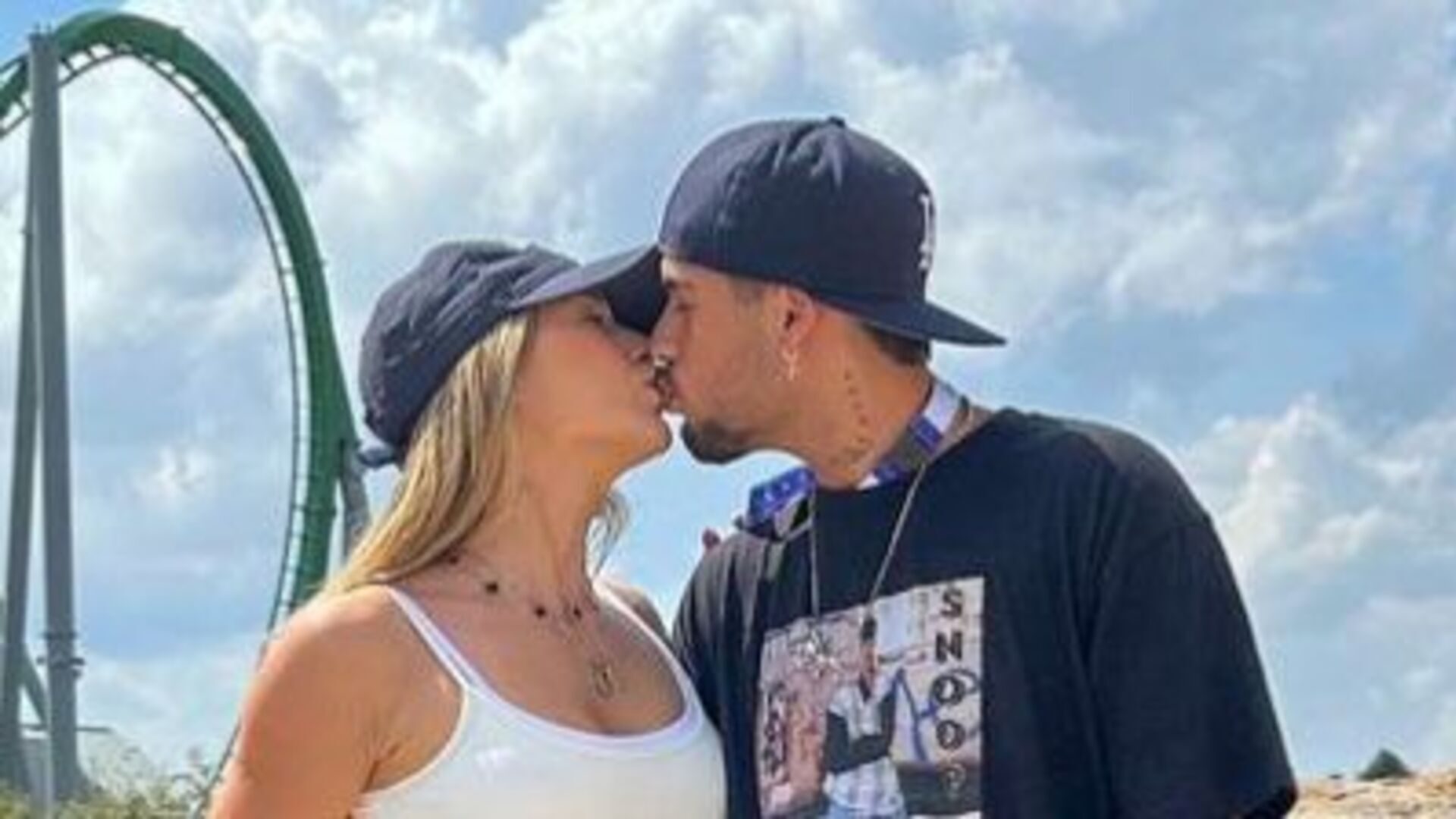 Virginia Fonseca e Zé Felipe surgem em clima de romance em parque de diversões