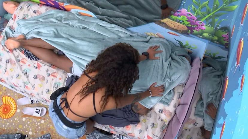 BBB23: Cezar Black tem crise de choro e é consolado por Domitila