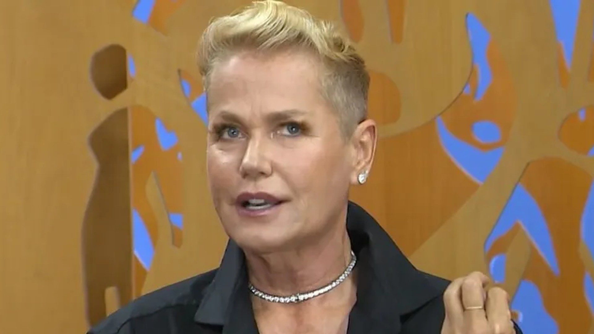 Xuxa fala de pressão estética e críticas nas redes sociais: “Não precisa você dizer que estou velha, porque eu sei”