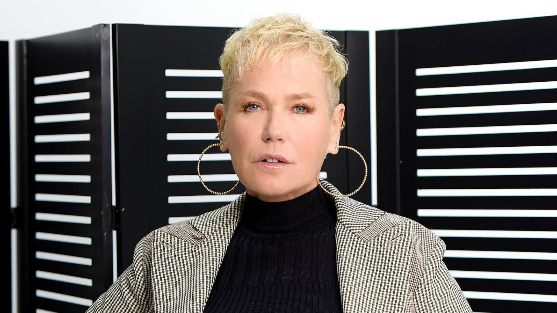 Cinema particular e quadra de vôlei: Relembre as mansões de Xuxa e saiba os valores dos imóveis