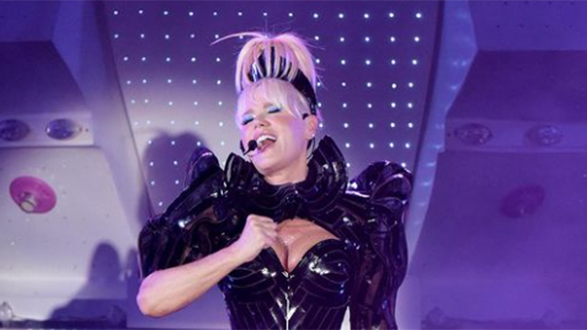 Xuxa Meneghel comemora seu aniversário com show em navio
