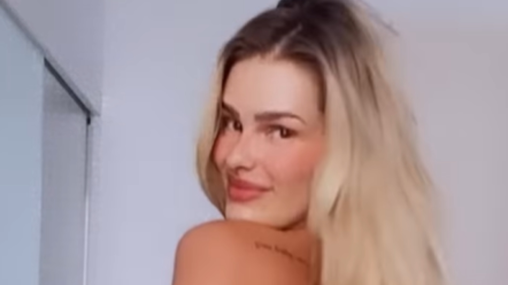 De biquíni vermelho, Yasmin Brunet ostenta corpão com tatuagens e deixa seguidores babando