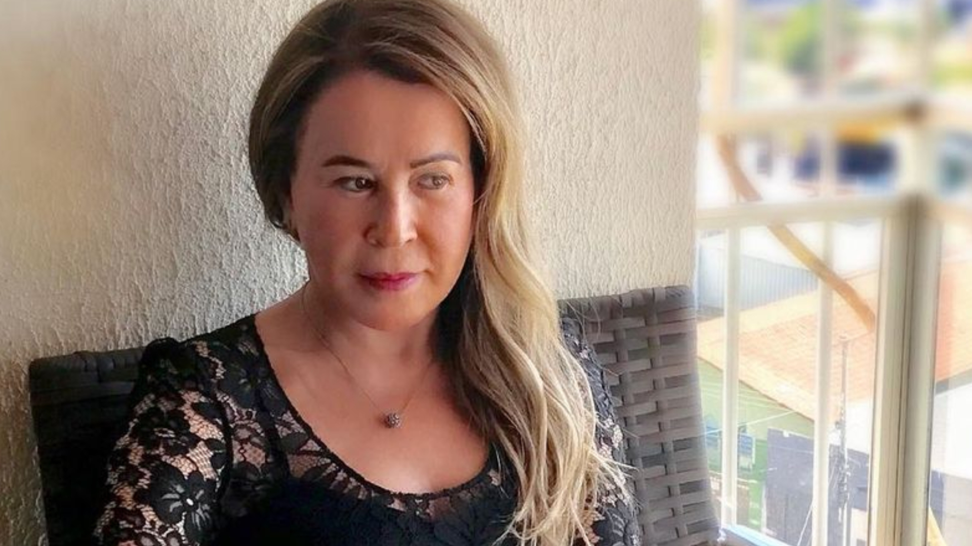 De micro vestido, Zilu Camargo coloca pernão para jogo e quase mostra demais: ”Mulher linda”
