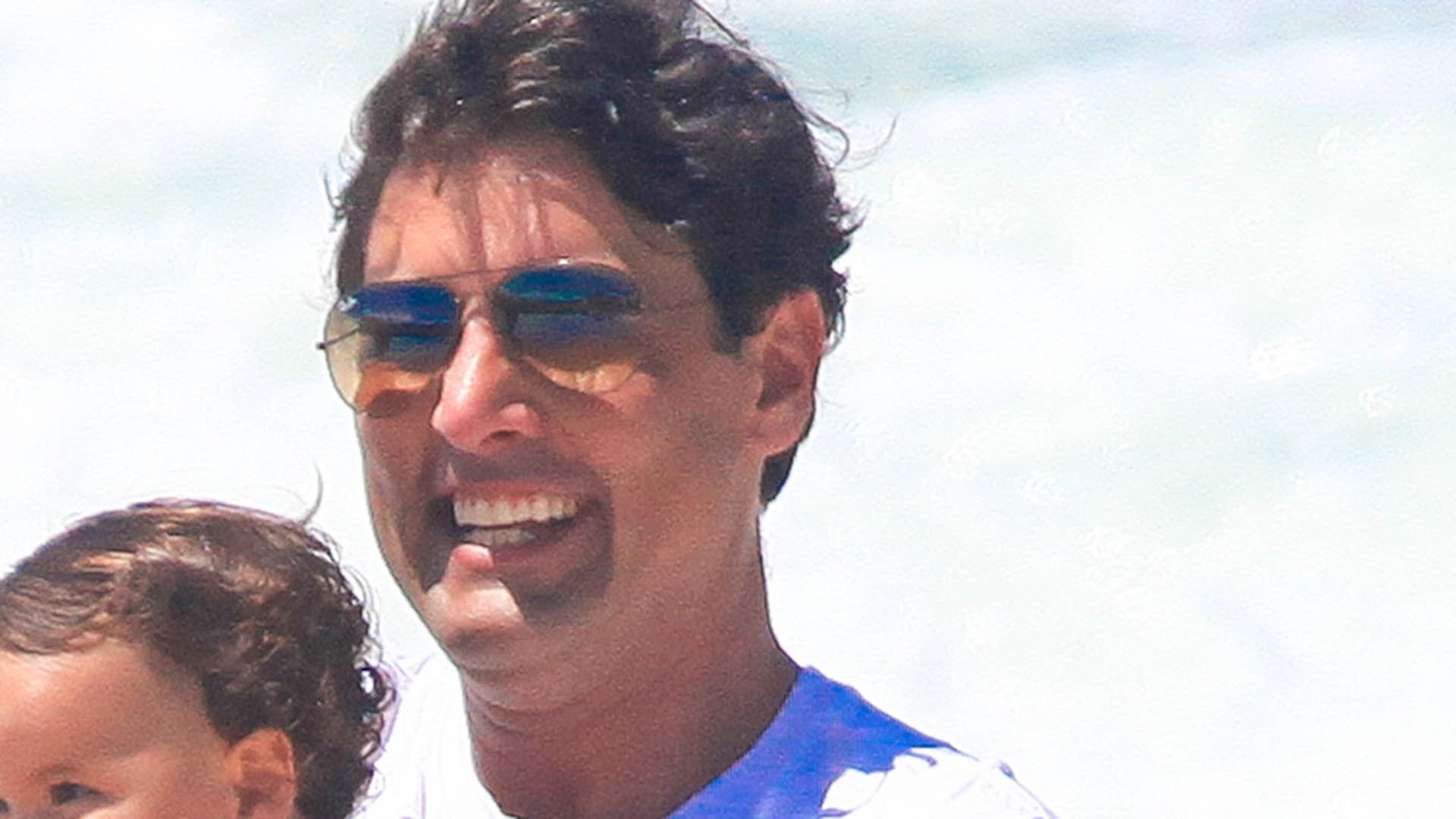 Bruno De Luca é flagrado em passeio com a filha e a noiva no RJ