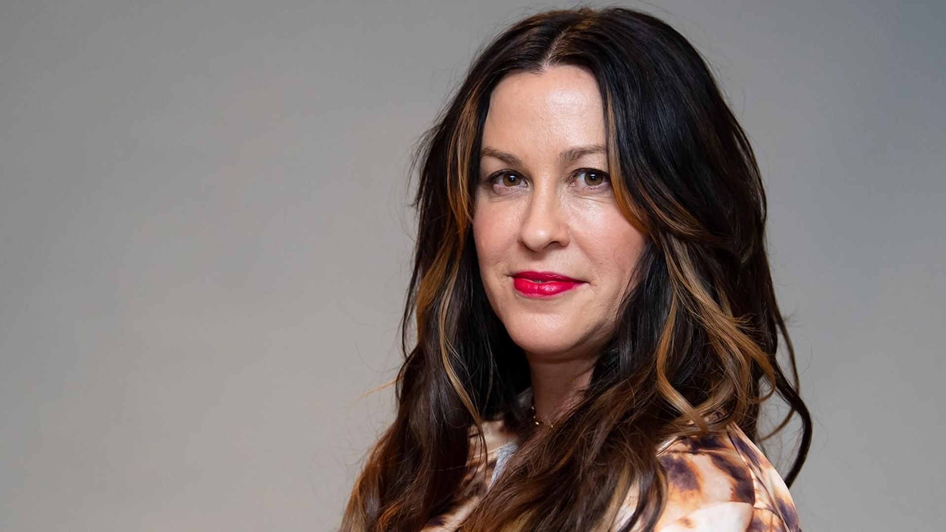 Carinho de brasileiros emocionou Alanis Morissette: “Sabem todas as minhas músicas”