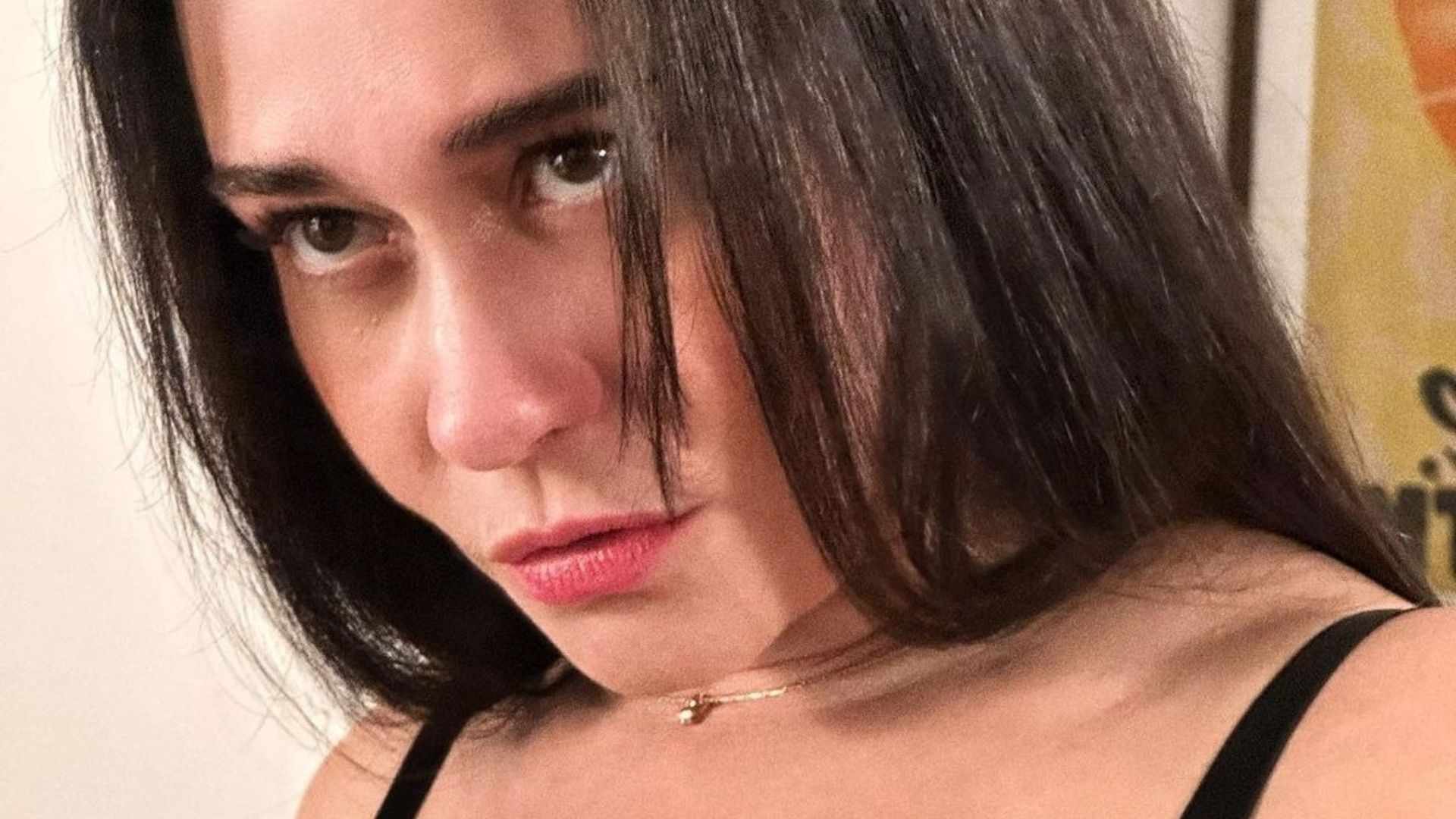 Alessandra Negrini devora fãs com olhar intenso e choca: ‘Uma obra de arte’