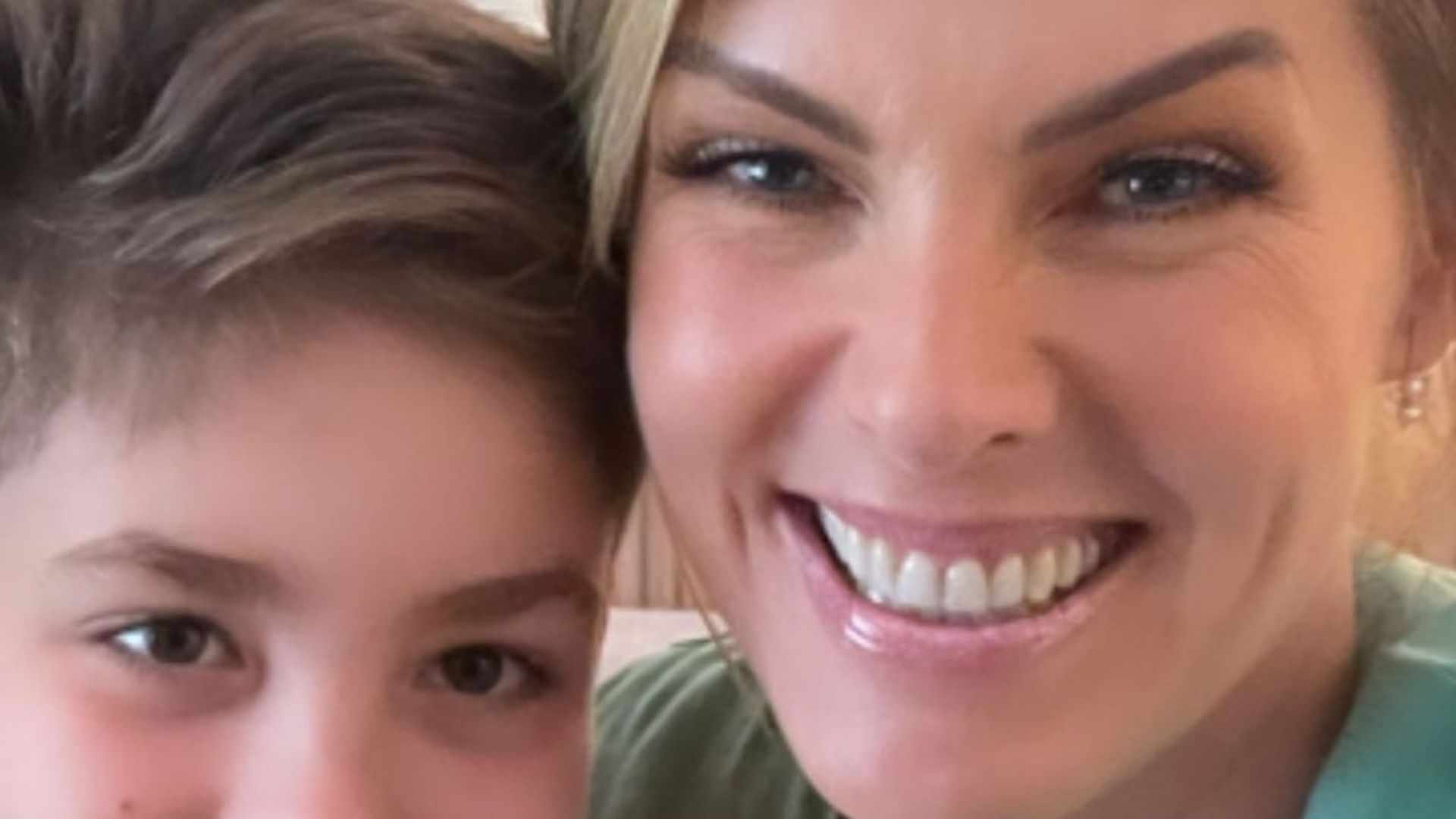 Ana Hickmann posta foto sorrindo com o filho: ‘Vai dar tudo certo’