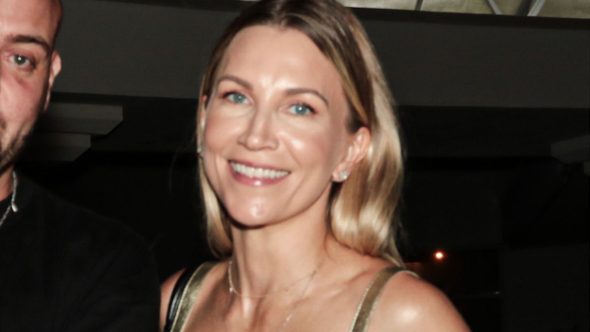 Vida que segue! Anne Lottermann aparece com novo namorado após perder o marido
