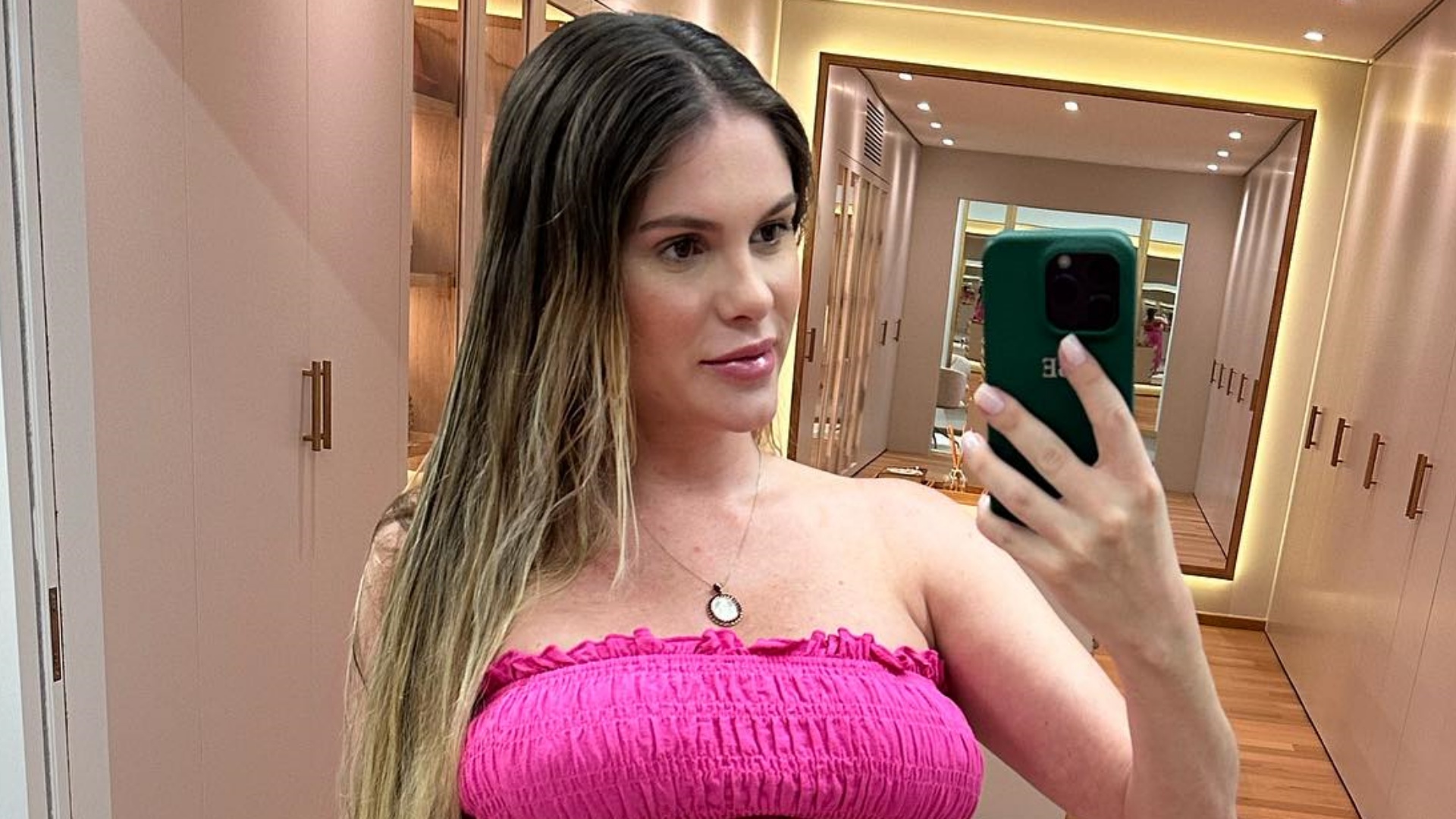 Grávida de gêmeos, Bárbara Evans impressiona ao mostrar o tamanho do barrigão