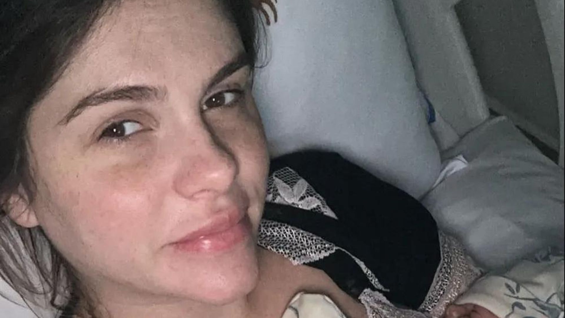 Vivendo drama, Bárbara Evans passa a noite em claro longe de um dos gêmeos