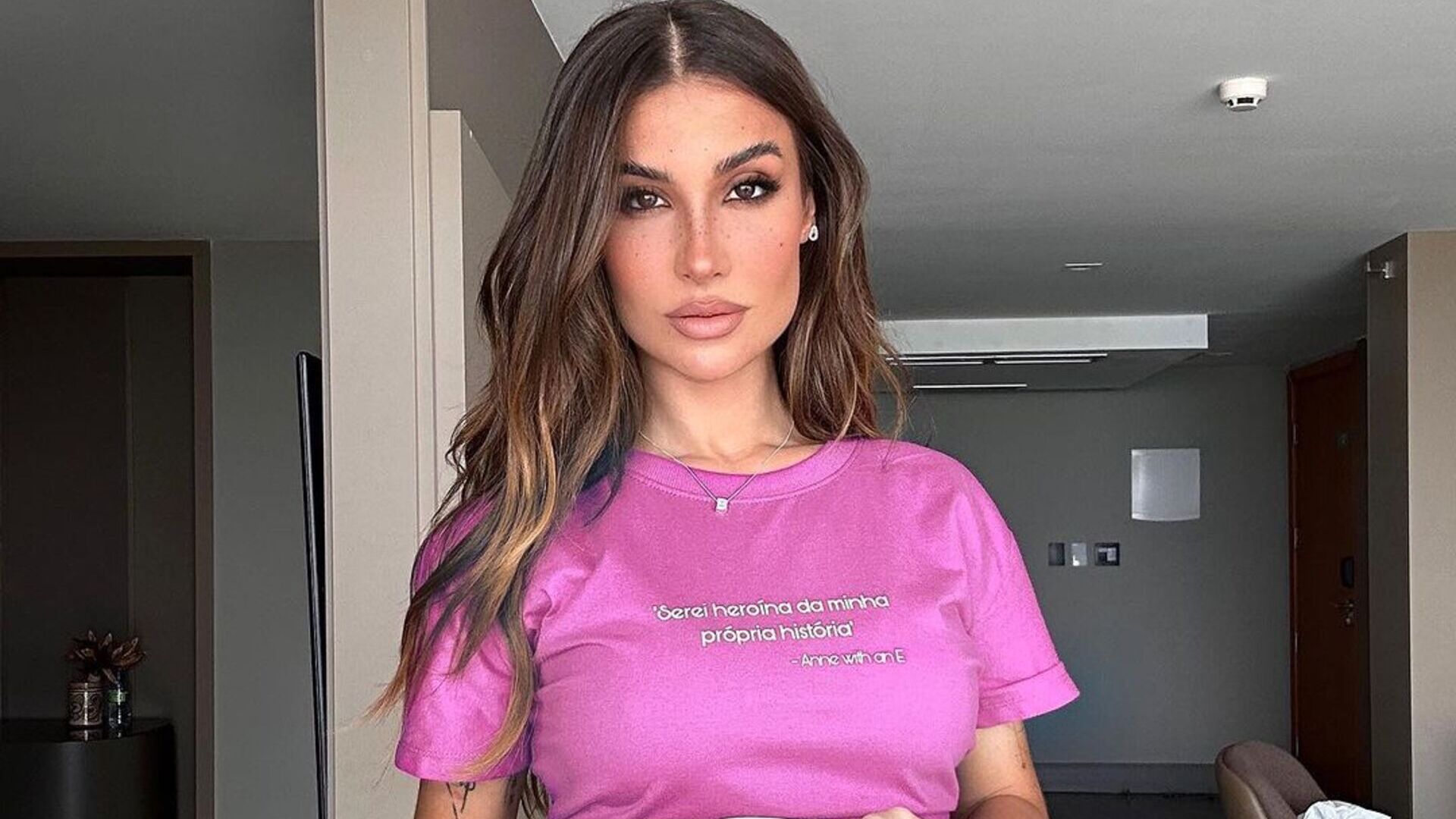 Bianca Andrade choca ao surgir só de camiseta: ‘Para de ser linda’
