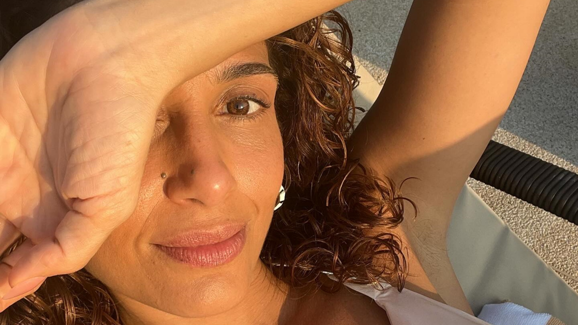 Camila Pitanga esbanja beleza natural ao renovar o bronzeado