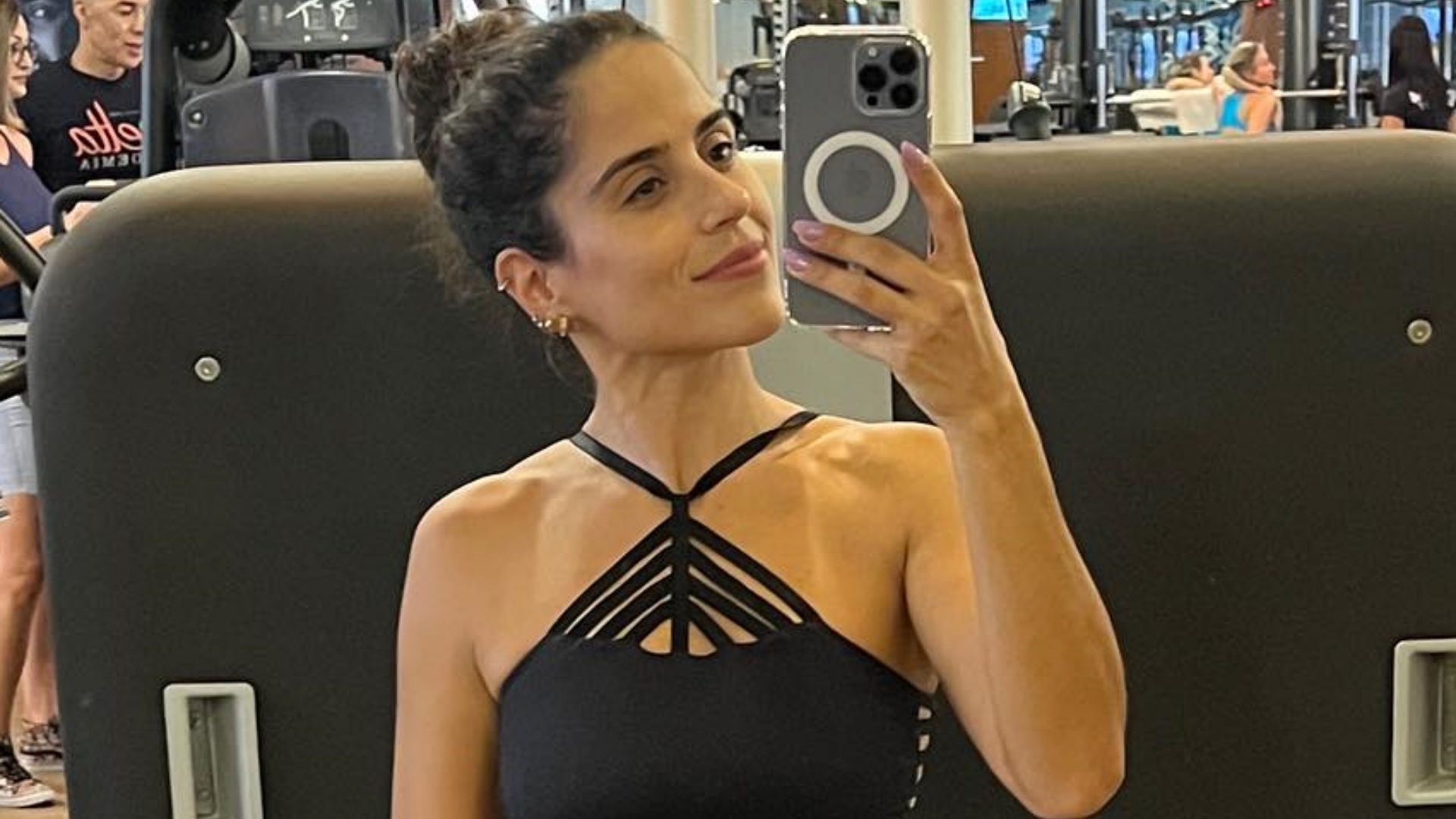 De top, Camilla Camargo ostenta cintura fininha durante treino na academia
