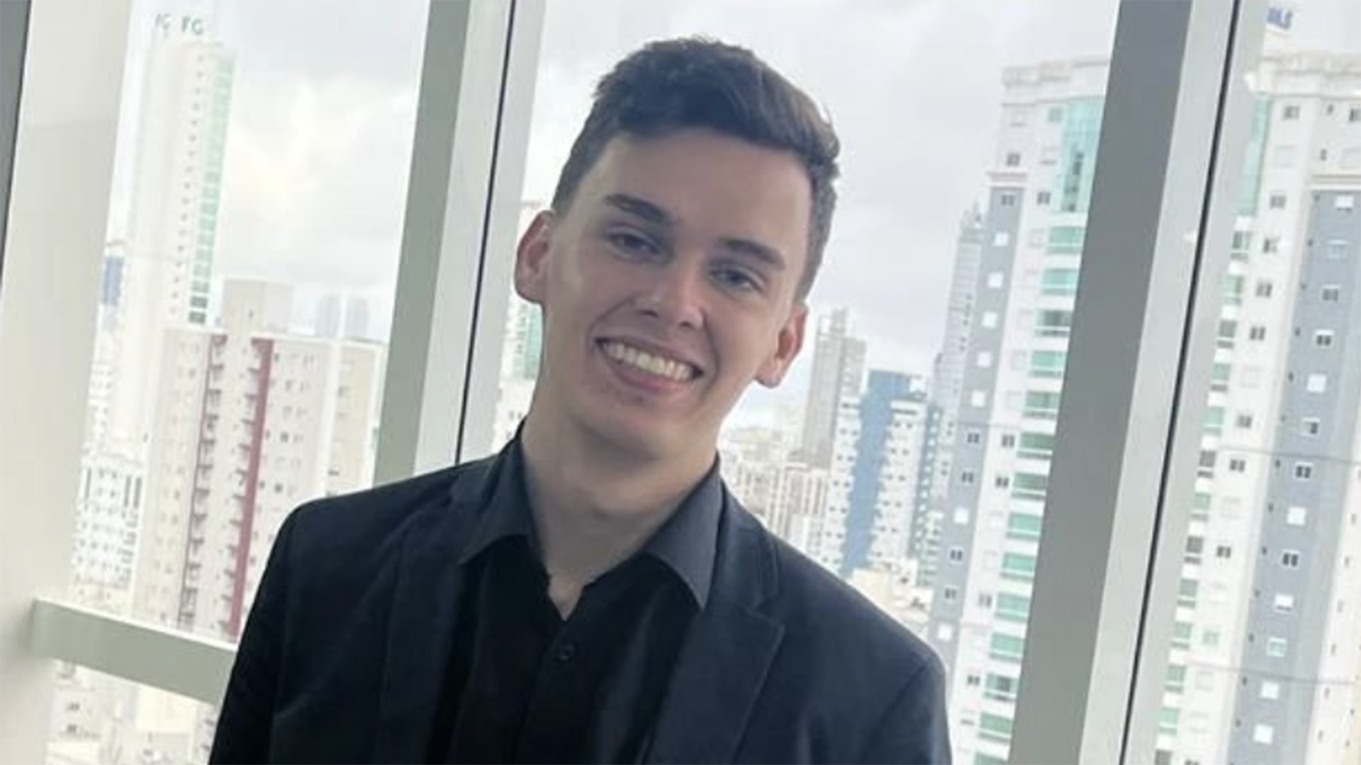 Cantor sertanejo de 23 anos morre em acidente de buggy