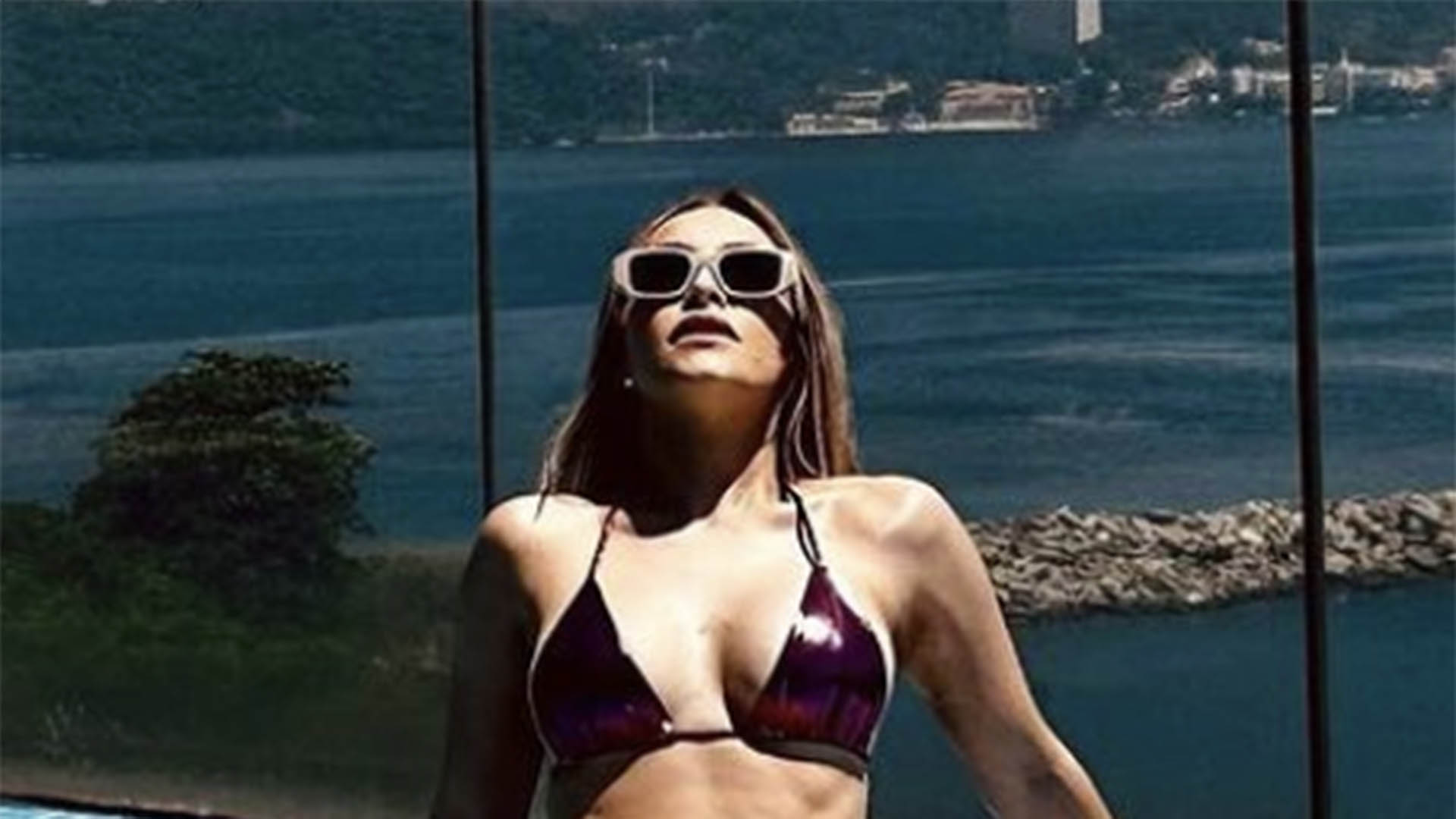 Carla Diaz exibe a barriga reta em dia na piscina