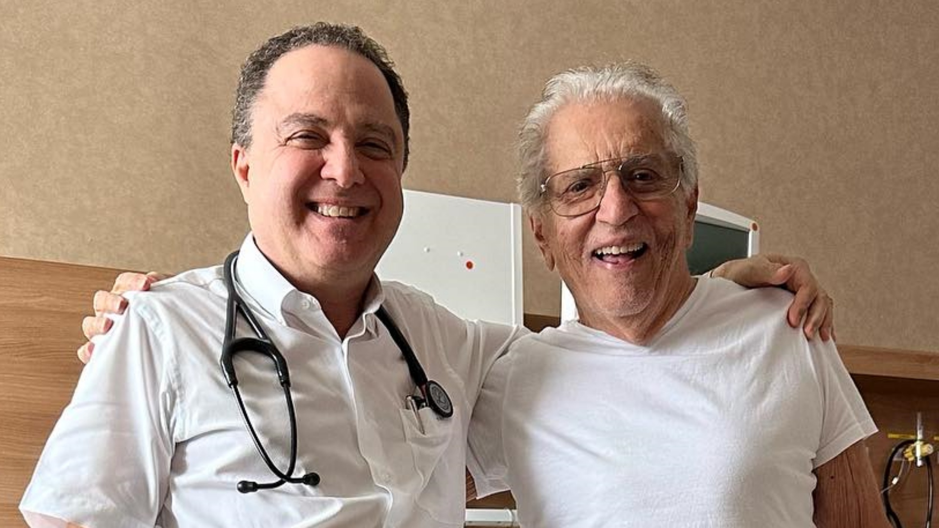 Carlos Alberto de Nóbrega faz agradecimento após receber alta hospitalar
