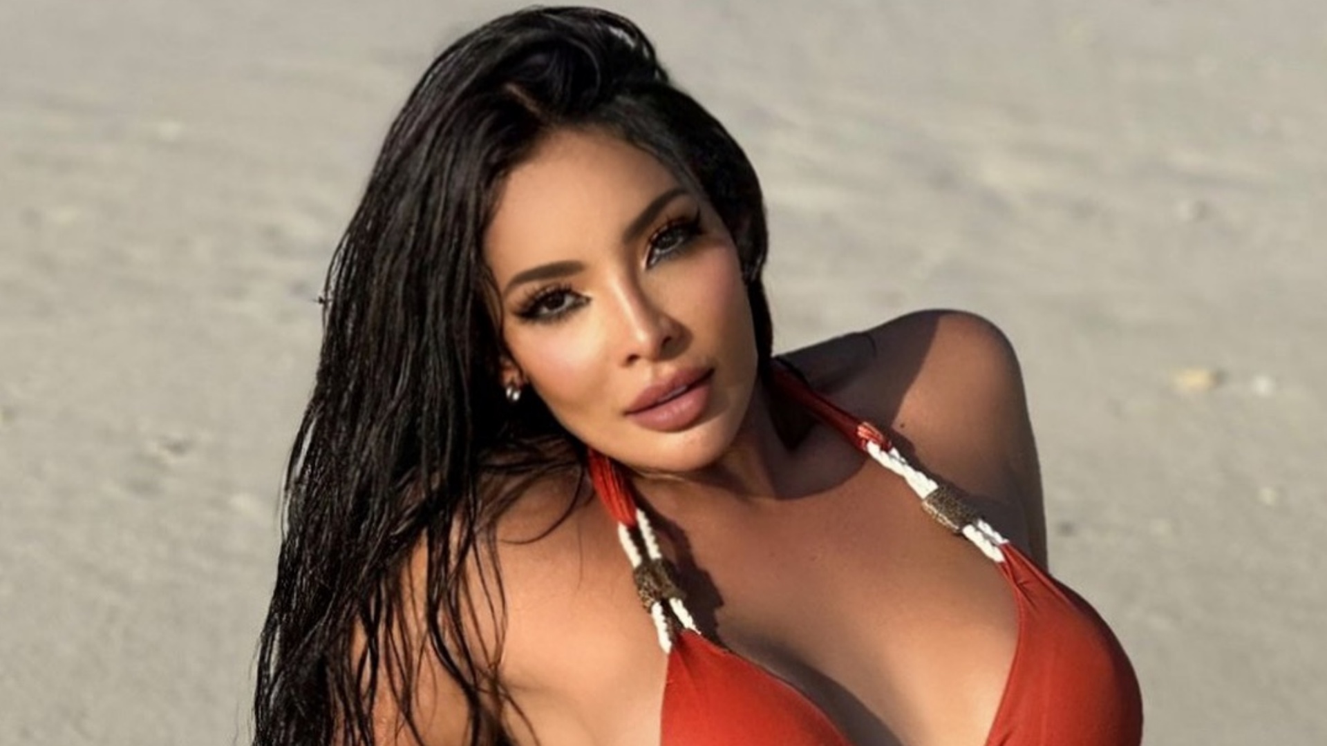 Carol Nakamura ostenta curvas impecáveis em cliques na praia: “Mulherão”