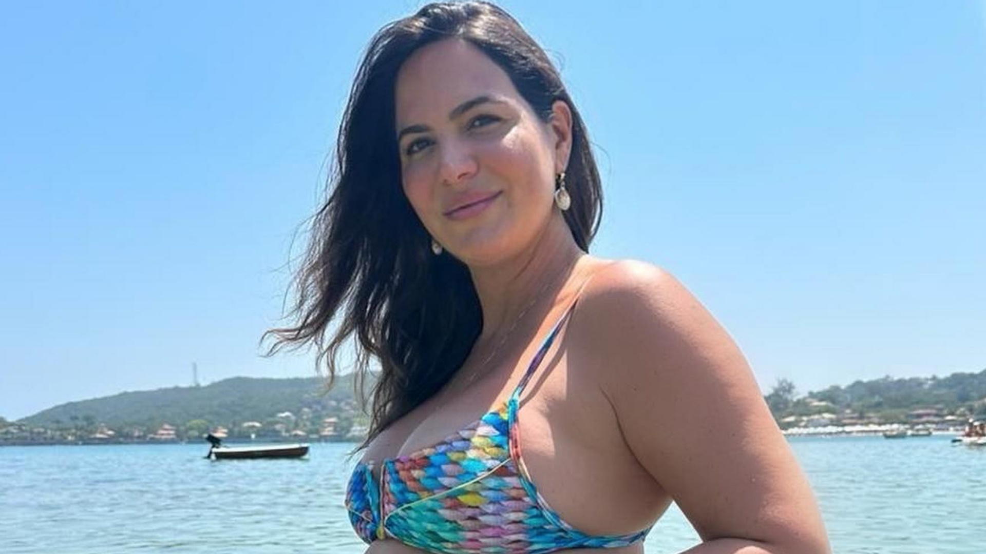 Na praia, Carol Sampaio encanta ao exibir o barrigão de grávida