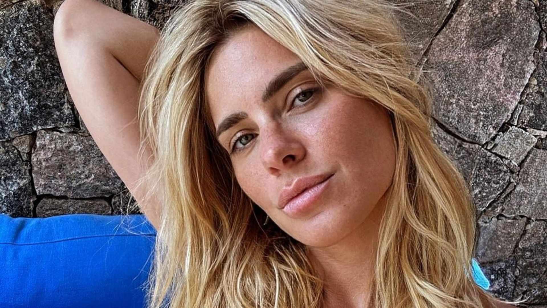 De roupa de banho sem alça, Carolina Dieckmann impacta com beleza natural