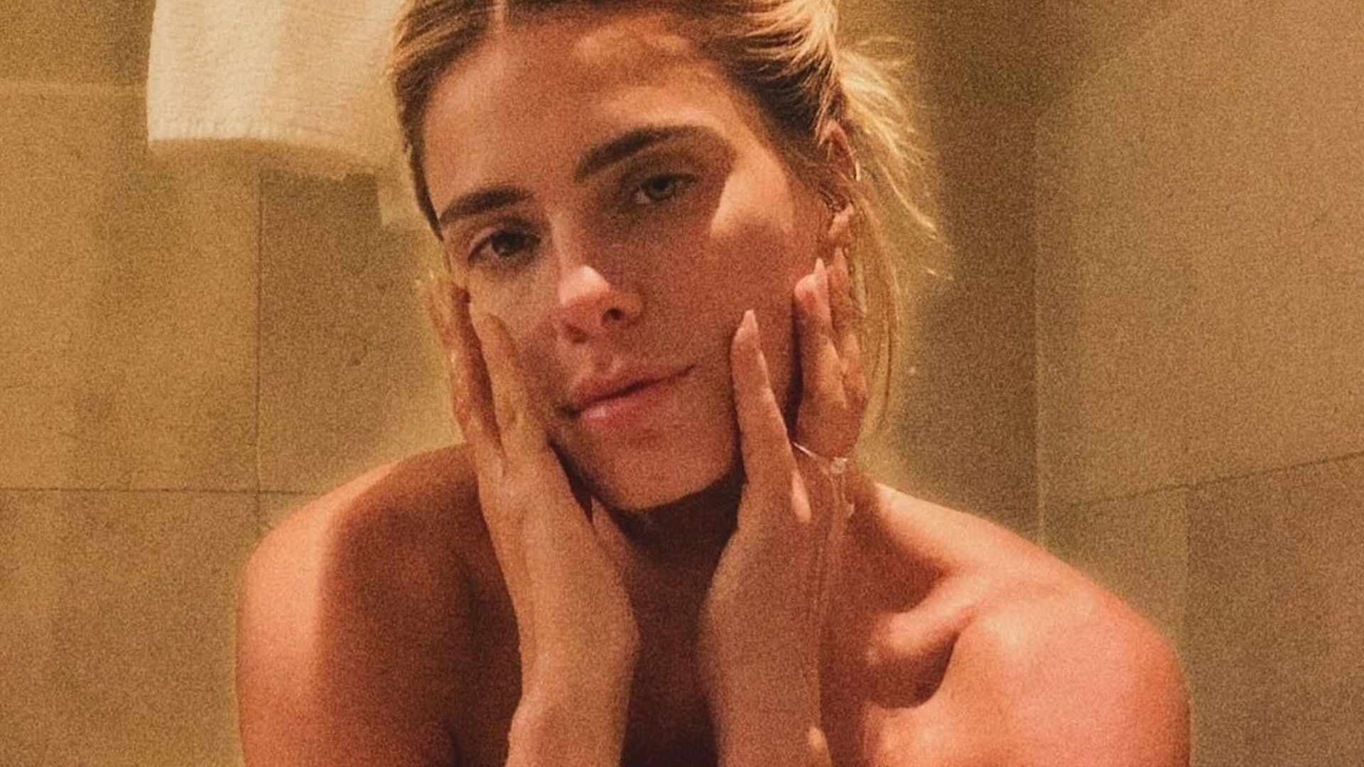 Na banheira, Carolina Dieckmann se exibe e quase revela demais: ‘Maravilhosa’