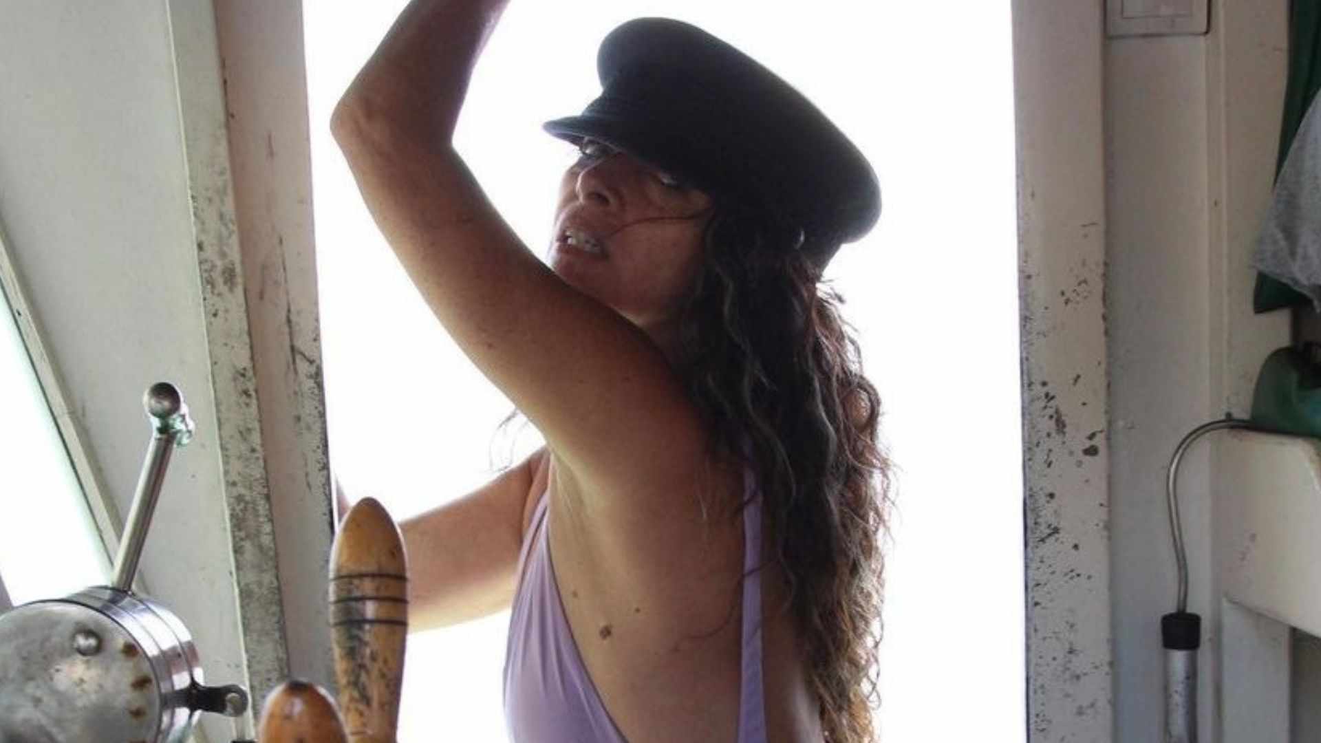 Claudia Ohana empina corpaço em barco e choca: ‘A mais linda’