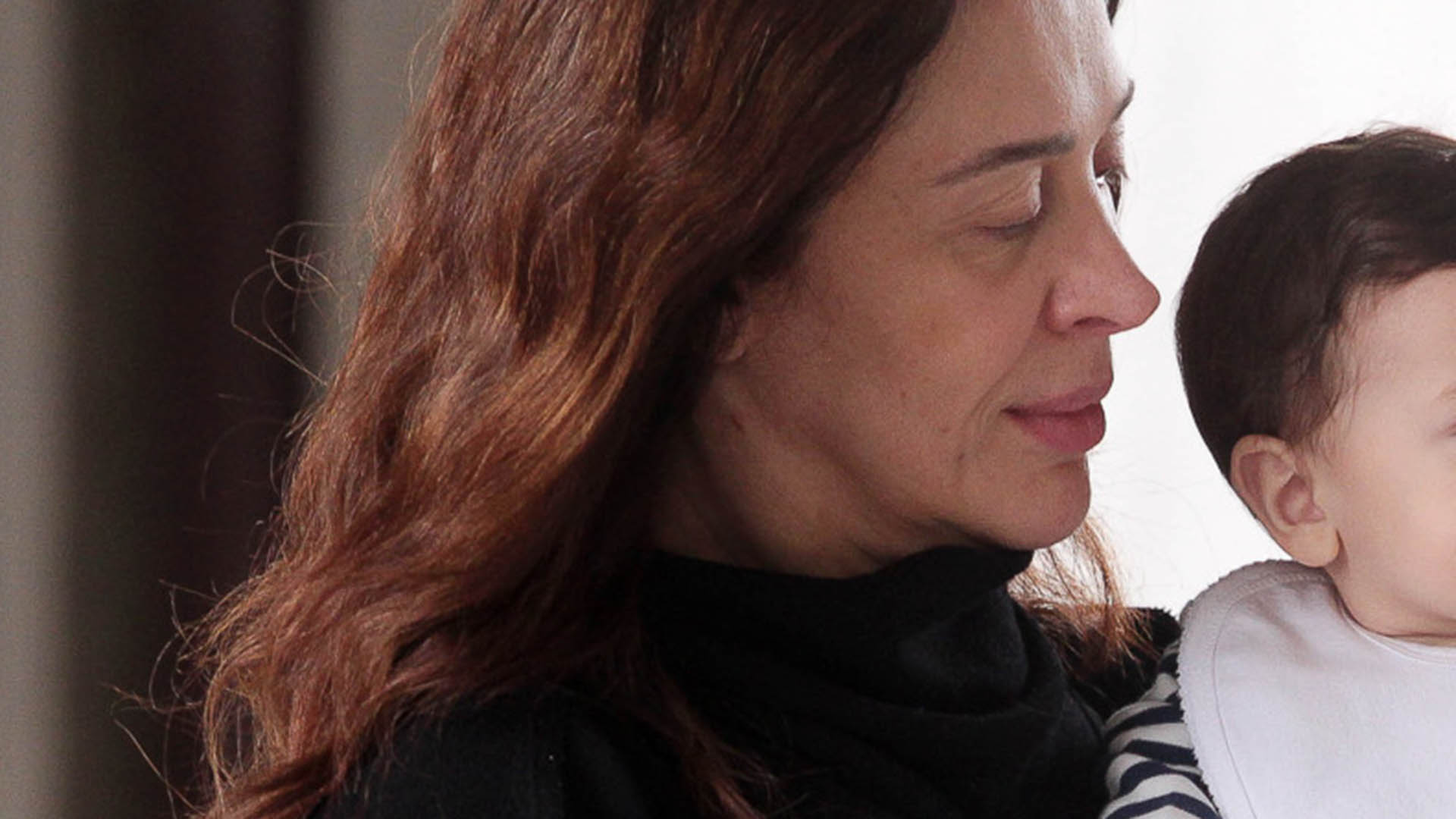 Filho caçula de Claudia Raia rouba a cena no aeroporto