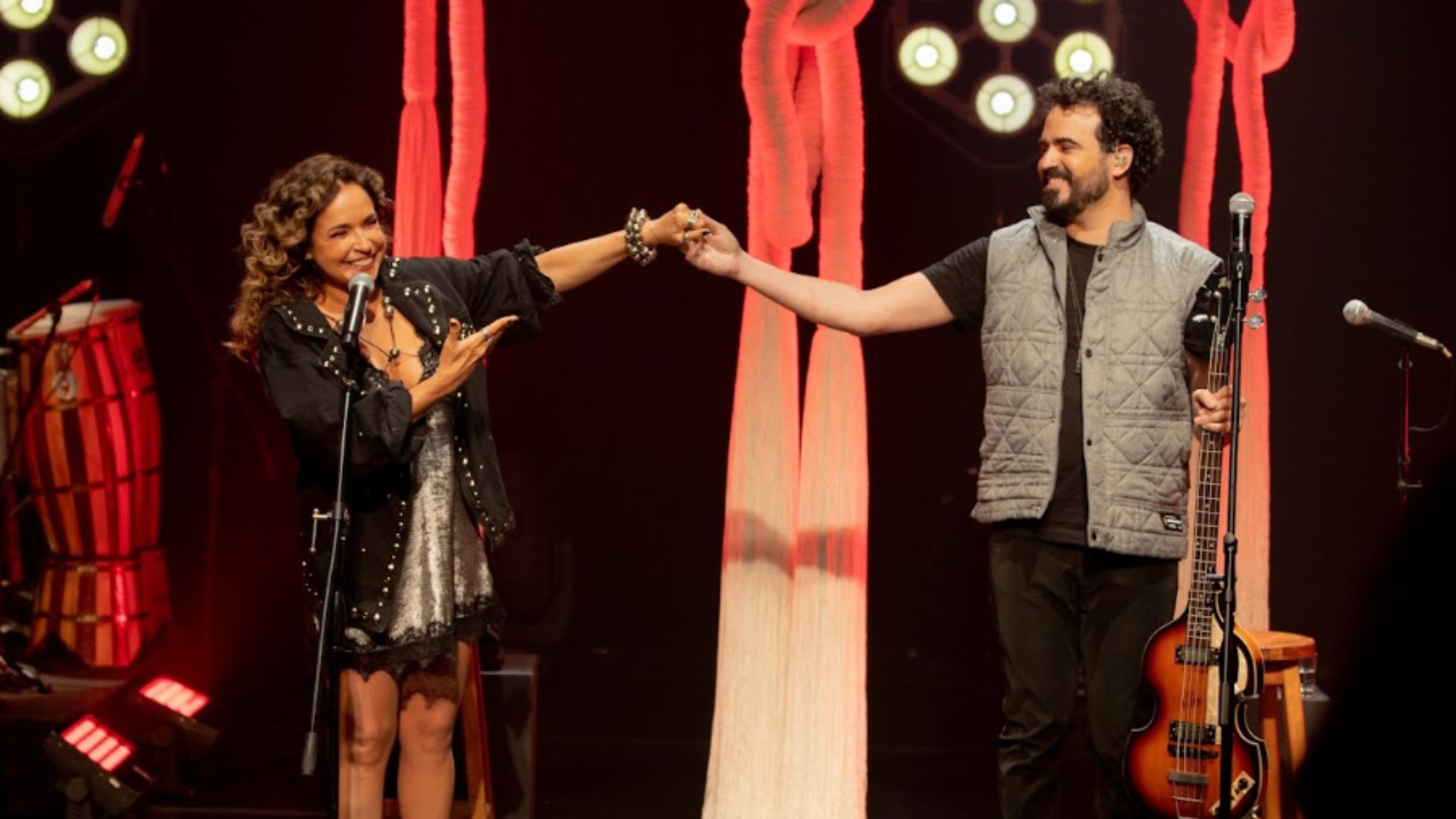 Daniela Mercury entrega emoção ao fazer show com o filho e fala sobre comparação: ‘Talentoso’