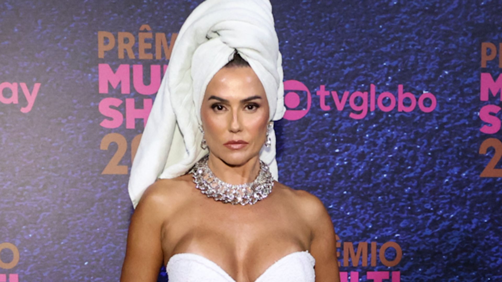 Como assim? Deborah Secco aparece só de toalha em premiação: “Sai do banho e fui”