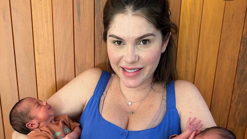 Bárbara Evans explica motivo de não mais amamentar gêmeos recém-nascidos