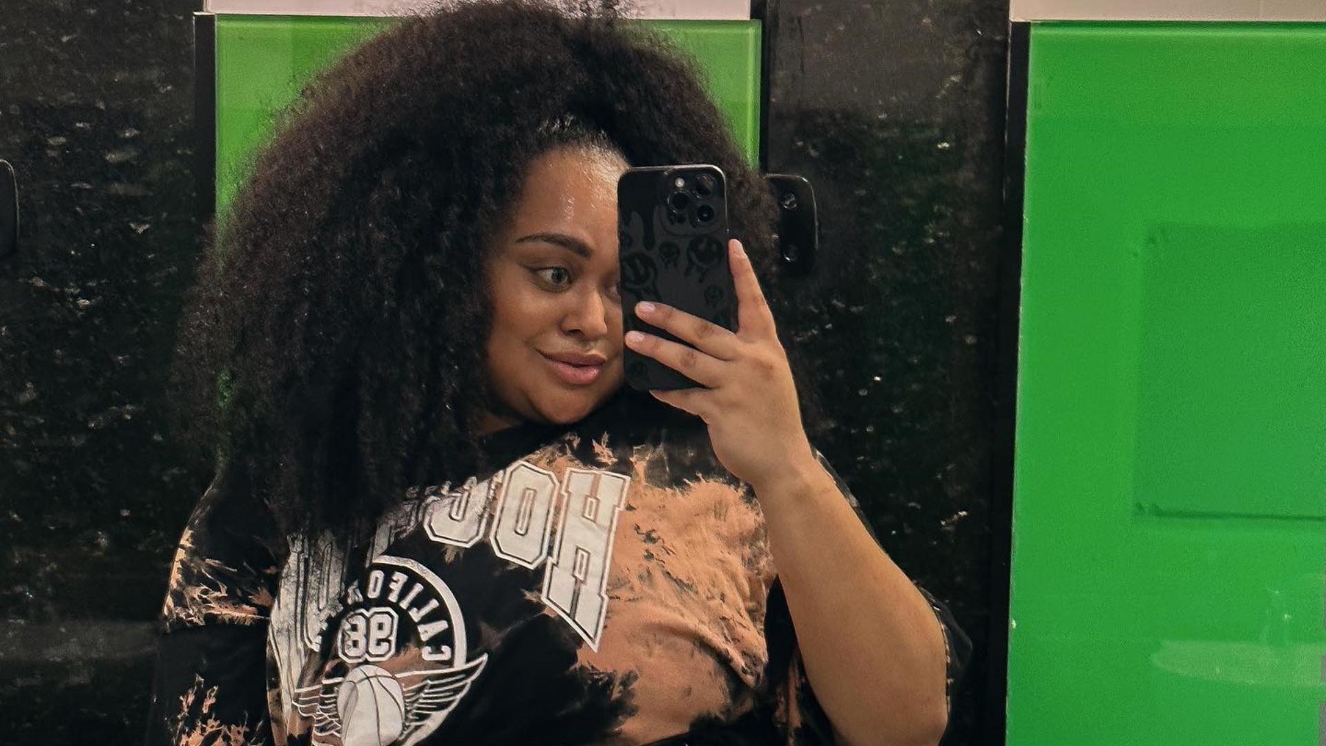 Ex-BBB Rízia Cerqueira impressiona ao exibir corpo na academia