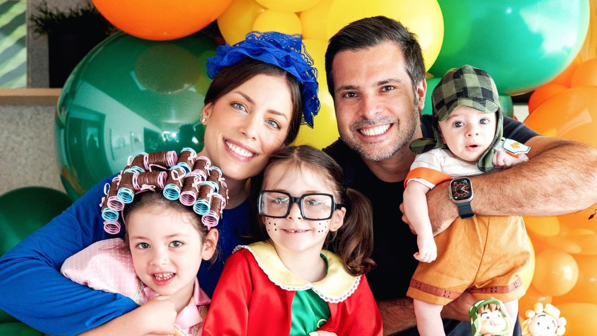Fabiana Justus mostra a família fantasiada no mesversário do filho: “Vila do Luigi”