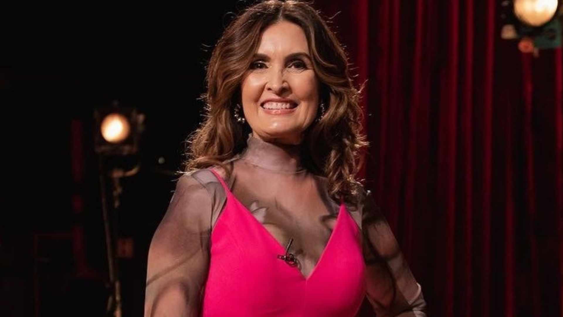 Fátima Bernardes divide opiniões e confunde fãs com look: ‘Tatuada’
