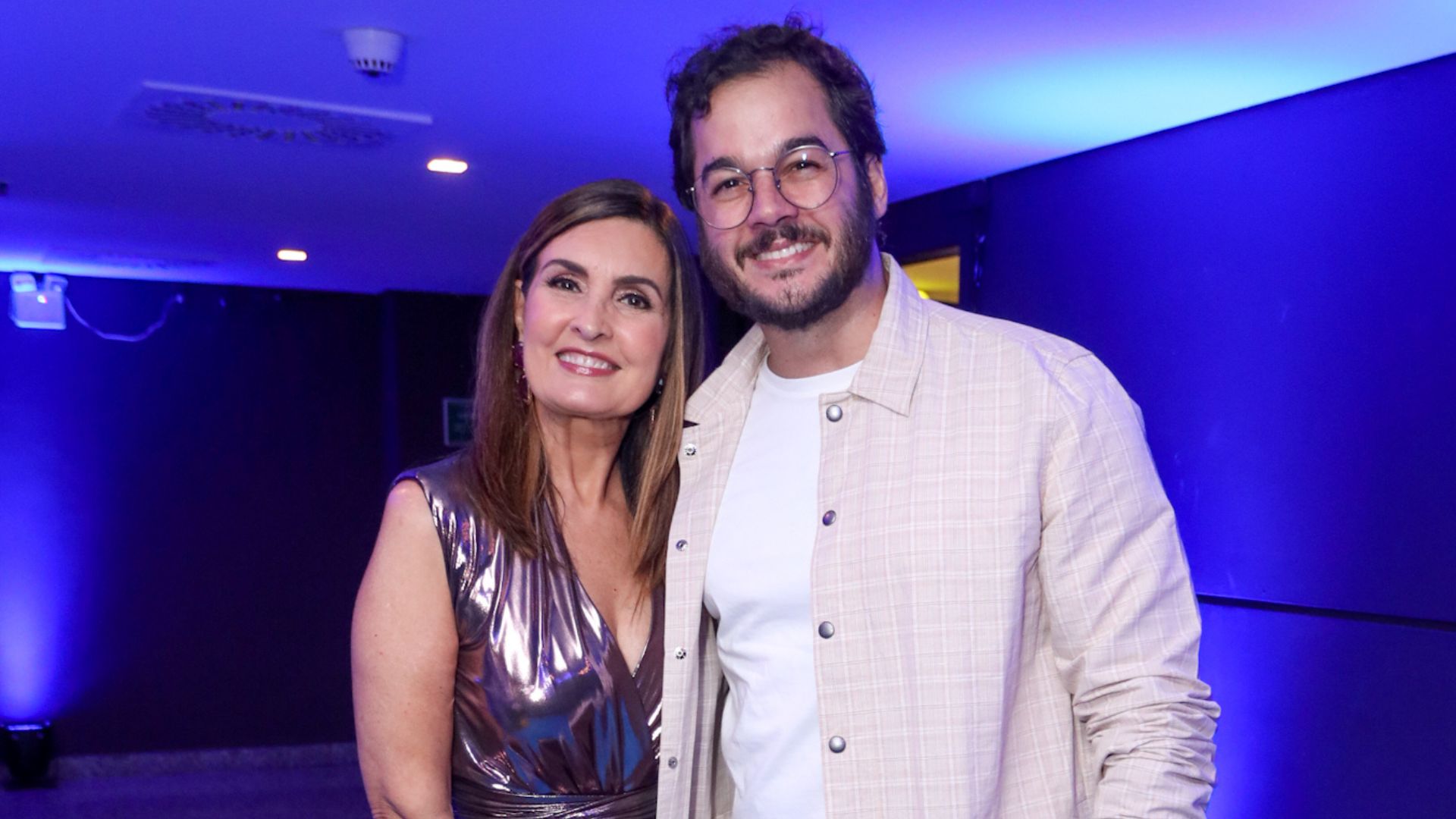Com pé machucado, Fátima Bernardes participa do Especial do Roberto Carlos: ‘Está quase bom’