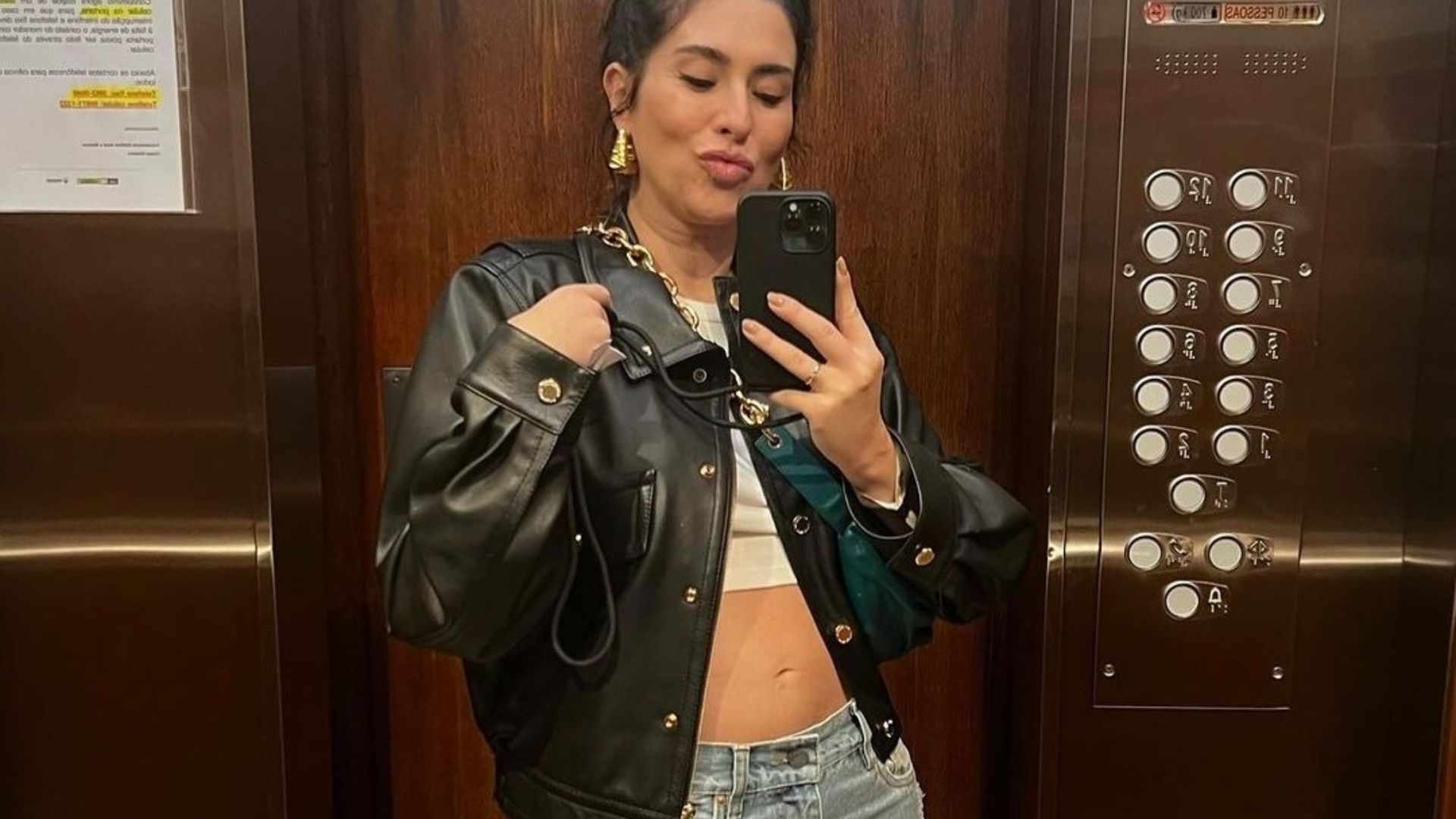 Mamãe estilosa, Fernanda Paes Leme exibe barriguinha em vários looks
