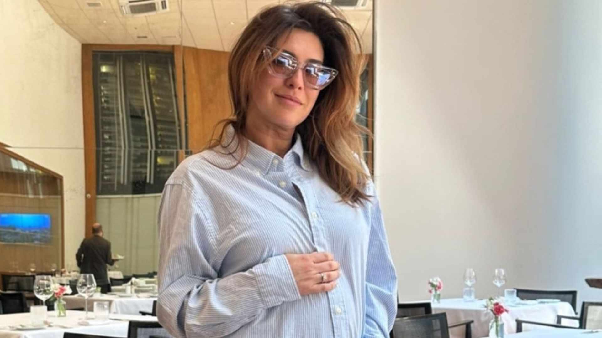 Grávida, Fernanda Paes Leme abre a camisa e exibe barrigão