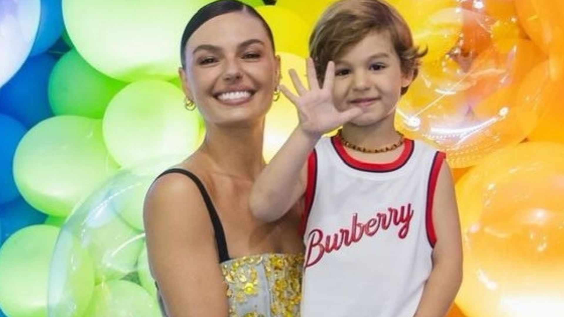 Filho de Isis Valverde celebra 5 anos com festão com a família