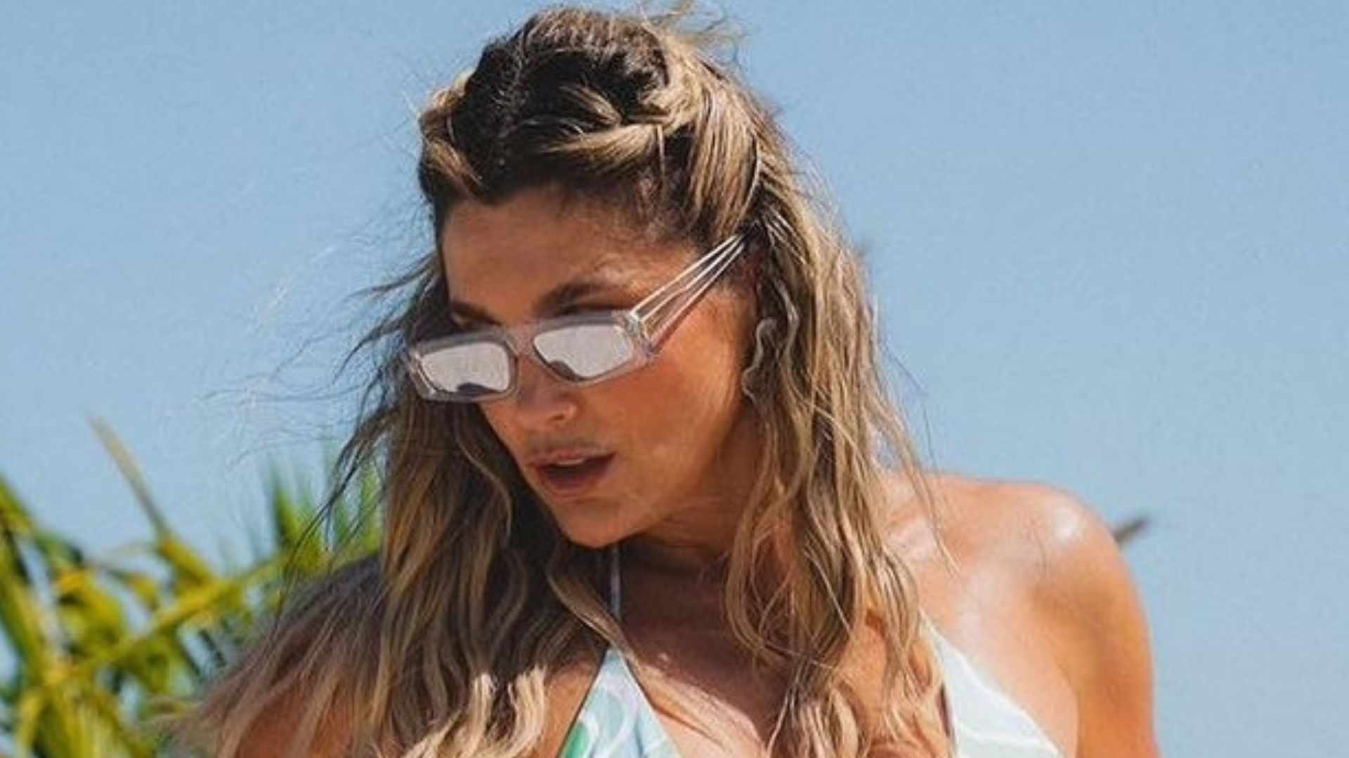 Flávia Alessandra choca fãs ao surgir com roupa de banho pequena: ‘Sem palavras’